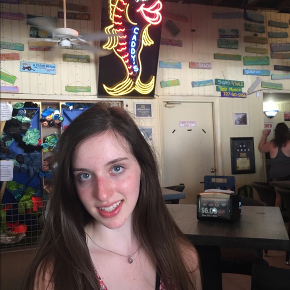 Meet your Posher, Lauren - Picture 2 of 3